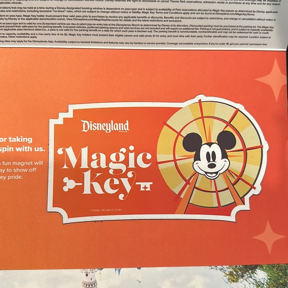 Disneyland Magic Key Magnet 2023/2024 - Picture 2 of 2